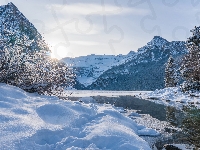 Park Narodowy Banff, Alberta, Louise Lake, Promienie słońca, Zima, Jezioro, Kanada, Góry Skaliste, Drzewa