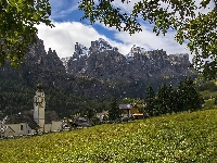 Prowincja Bolzano, Chmury, Kościół Colfosco, Alta Badia, Drzewa, Włochy, Góry Dolomity, Domy