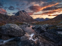 Kamienie, Norwegia, Wschód słońca, Rzeka, Chmury, Skały, Góry, Dolina Romsdalen