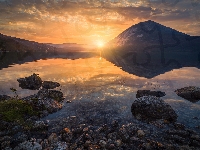 Góry, Gmina Sorfold, Norwegia, Kamienie, Zachód słońca, Jezioro Langvatnet, Region Nordland