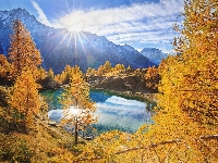 Jesień, Jezioro, Chmury, Góry, Drzewa, Promienie słońca