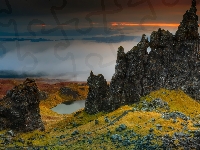 Skały, Szkocja, Mgła, Jezioro, Morze, Wzgórze The Storr, Zachód słońca, Wyspa Skye