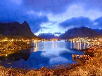 Góry, Lofoty, Oświetlone, Domy, Norwegia, Jesień, Morze Norweskie, Drzewa, Wioska Reine