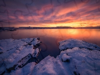 Jezioro Tyrifjorden, Śnieg, Zachód słońca, Zima, Norwegia, Kamienie, Chmury