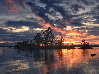 Zachód słońca, Finlandia, Gmina Kuusamo, Chmury, Wysepka, Jezioro Ala-Kitka, Drzewa, Ostrobotnia Północna