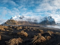 Góra Vestrahorn, Trawa, Mgła, Plaża Stokksnes, Chmury, Islandia, Góry, Kępy