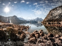 Kamienie, Promienie słońca, Góry, Jezioro Altaussee, Austria, Trawa, Niebo, Sucha, Styria