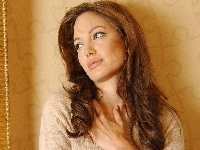 Angelina Jolie, beżowy sweterek