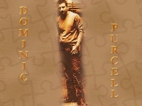 beżowa bluzka, Dominic Purcell, ciemne spodnie