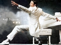 biały strój, Hugh Jackman, fortepian
