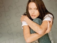biały top, Angelina Jolie, jeansy
