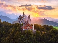 Bawaria, Zachód słońca, Drzewa, Zamek Neuschwanstein, Las, Niemcy, Mgła, Chmury