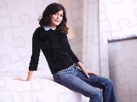 czarna bluzka, Audrey Tautou, jeansy