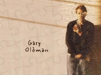 Gary Oldman, czarna bluza