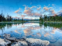Park Narodowy Jasper, Góry, Las, Jezioro Pyramid, Odbicie, Kanada, Chmury, Kamienie