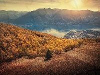 Kanton Ticino, Wschód słońca, Drzewa, Miasto Locarno, Jezioro Maggiore, Szwajcaria, Góry Alpy, Jesień