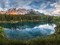 Chmury, Jezioro, Odbicie, Południowy Tyrol, Dolomity, Góry, Drzewa, Las, Lago di Carezza, Alpy, Włochy