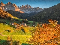 Masyw Odle, Dolina Val di Funes, Lasy, Dolomity, Drzewa, Jesień, Góry, Włochy, Wieś Santa Maddalena, Kościół