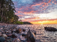 Superior Lake, Stan Michigan, Stany Zjednoczone, Marquette, Kamienie, Drzewa, Zachód słońca, Jezioro, Las