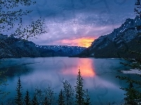 Jezioro Minnewanka, Wschód Słońca, Kanada, Prowincja Alberta, Góry