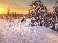 Ogrodzenie, Śnieg, Promienie słońca, Zima, Traktor, Drzewa