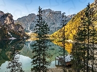Południowy Tyrol, Odbicie, Drzewa, Dolomity, Góry, Włochy, Jezioro Pragser Wildsee, Pomost