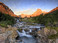 Stan Montana, Rzeka, Skały, Park Narodowy Glacier, Góry, Stany Zjednoczone, Wodospad Swiftcurrent Falls, Drzewa