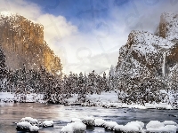 Śnieg, Zima, Park Narodowy Yosemite, Kalifornia, Merced River, Drzewa, Chmury, Kamienie, Góry, Rzeka, Stany Zjednoczone