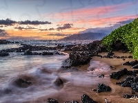 Wyspa Maui, Chmury, Kamienie, Zachód słońca, Hawaje, Morze, Roślinność