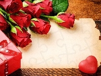 Róże, Wstążka, Czerwone pudełko, Serce, Deska