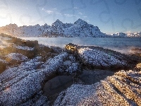 Skały, Wyspa Flakstadøya, Śnieg, Lofoty, Promienie słońca, Vareid, Morze Norweskie, Norwegia, Gmina Flakstad, Góry