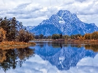 Stan Wyoming, Szczyt Mount Moran, Drzewa, Park Narodowy Grand Teton, Jesień, Stany Zjednoczone, Jezioro Jackson Lake, Góry