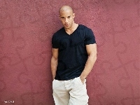 czarny t-shirt, Vin Diesel, białe spodnie