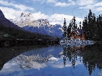 Park Narodowy Yoho, Most, Drzewa, Dom,  Kanada, Jezioro Emerald Lake, Góry