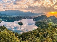 Wyspa Blejski Otok, Drzewa, Zachód słońca, Góry Alpy Julijskie, Las, Słowenia, Jezioro Bled, Chmury