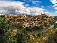 Budynki, Miasto Toledo, Chmury, Hiszpania, Rzeka Tag, Drzewa