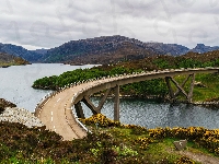 Region Highlands, Wzgórza, Roślinność, Most Kylesku Bridge, Szkocja, Jezioro Loch a Chairn Bhain, Krzewy