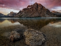 Góry, Odbicie, Kanada, Góra Crowfoot Mountain, Prowincja Alberta, Park Narodowy Banff, Jezioro Bow Lake, Kamienie