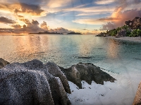 Kamienie, Wyspa La Digue, Chmury, Plaża Anse Source D Argent, Zachód słońca, Brzeg, Skały, Morze, Seszele, Roślinność