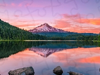 Jezioro Trillium Lake, Stratowulkan Mount Hood, Las, Chmury, Stany Zjednoczone, Drzewa, Góry, Kamienie, Stan Oregon