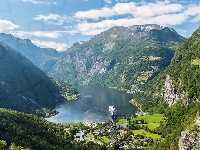 Niebo, Norwegia, Fiord Geirangerfjorden, Chmury, Statek pasażerski, Góry, Lasy, Wieś Geiranger