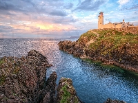 Latarnia morska Fanad Head Lighthouse, Chmury, Irlandia Północna, Wschód słońca, Morze, Skały, Portsalon