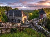 Schody, Miejscowość Le Faouet, Francja, Chmury, Kaplica Sainte-Barbe du Faouet, Drzewa, Departament Morbihan