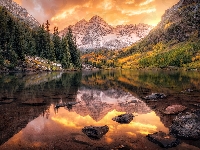 Szczyty Maroon Bells, Odbicie, Drzewa, Jezioro Maroon Lake, Stany Zjednoczone, Góry Skaliste, Stan Kolorado, Kamienie