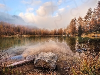 Szuwary, Drzewa, Chmury, Kamienie, Włochy, Jezioro Lago di San Pellegrino, Trydent-Górna Adyga, Las, Dolina Vall di Fassa, Góry Dolomity, Mgła