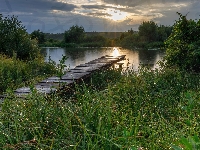 Drzewa, Pomost, Chmury, Rzeka, Trawa, Słońce