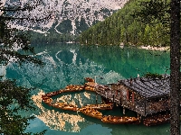 Jezioro Pragser Wildsee, Lasy, Domek, Tyrol, Dolomity, Włochy, Góry, Łódki