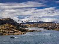 Park Narodowy Torres del Paine, Chile, Jezioro Lake Pehoe, Jacht, Góry Cordillera del Paine