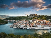 Miasto Novigrad, Domy, Niebo, Półwysep Istria, Chorwacja, Rzeka Mirna, Wzgórza