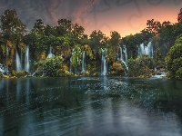 Rzeka Trebizat, Skały, Bośnia i Hercegowina, Roślinność, Wodospady Kravica, Drzewa, Zachód słońca